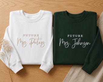 Bluza z okrągłym dekoltem z haftem „Przyszła Pani”, spersonalizowany prezent dla panny młodej z nazwiskiem