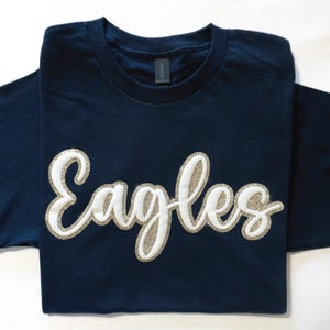 Maglietta personalizzata con nome della squadra in rilievo e glitter, maglietta con nome della squadra glitterato, maglietta con mascotte della scuola in rilievo, maglietta con spirito scolastico, maglietta per mamme di calciatori