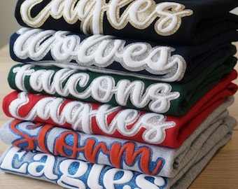 Niestandardowy sweter z bufiastymi i brokatowymi napisami na nazwie drużyny, sweter z brokatową nazwą drużyny, wytłoczona bluza z maskotką szkoły, koszulka z motywem szkolnym, mama futbolisty