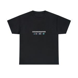 以下が含まれることがあります： 白い文字で「OCEANOGRAPHER」と書かれた黒いTシャツ。テキストの下に小さなカラフルなアイコンが並んでいます。