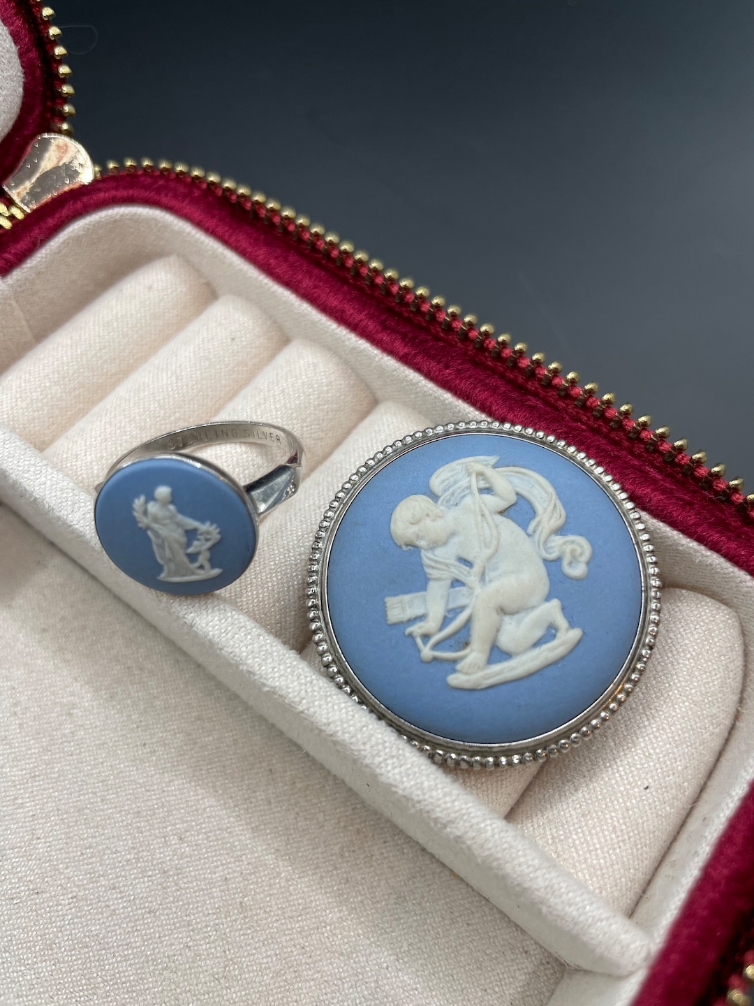Broche Wedgwood Jasperware En Argent Poinçonné Vert Olive - Année 1975, Occasion