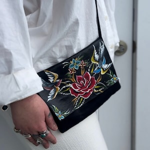 Handbemalte Custom Ledertasche Rose siehe Beschreibung , um Ihre eigene zu bestellen. Senden Sie mir eine Nachricht, um ein Design wie dieses oder ein ähnliches zu buchen.
