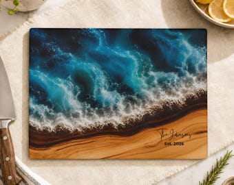Personalisierte Glas Schneidebrett, Benutzerdefinierte Ocean Wave Charcuterie Brett, Servierplatte im Harz-Look, Einweihungsgeschenk zum Jahrestag für Paare