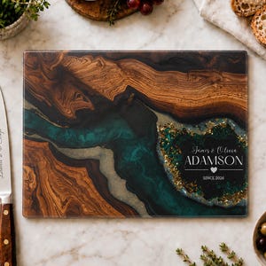 Tabla de cortar de vidrio personalizada, estilo geoda de resina de madera, tabla para servir con nombres de pareja personalizados, regalo de boda o de inauguración de casa.