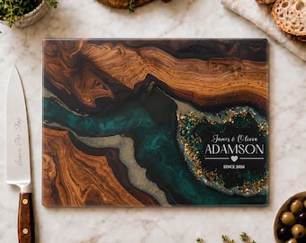 Tábua de corte de vidro personalizada, estilo geodo em resina e madeira, com nome do casal, ideal para casamentos ou inaugurações de casa.