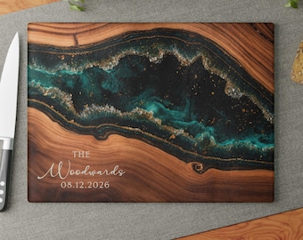 Benutzerdefinierte Schneidebrett, personalisiertes Glass Geode Holz Design, Charcuterie Servierplatte, Familien Name Housewarming Geschenk