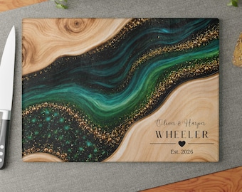 Personalisiertes Glasschneidebrett, Monogramm Familienname Design, Charcuterie Servierplatte, Smaragd Geode Hochzeitsgeschenk