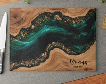 Käsebrett, personalisiertes Glas Schneidebrett, Charcuterie Servierplatte, Smaragd Geode Holz Harz Familien Geschenk
