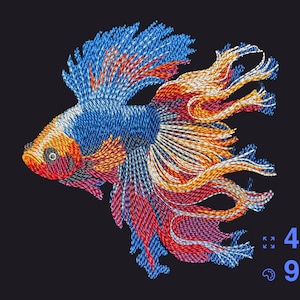 Op de afbeelding: Borduurwerk van een kleurrijke betta-vis met blauwe, rode, oranje en gele details. De vis is afgebeeld met vloeiende vinnen en een gedetailleerd oog. Het ontwerp is verkrijgbaar in 4 maten en 9 kleuren.