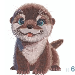 Pode incluir: Desenho bordado de uma adorável lontra de desenho animado com pêlo castanho, olhos azuis e um grande sorriso. A lontra está sentada sobre as patas traseiras com a cauda enroscada atrás dela. O design está disponível em 6 tamanhos.