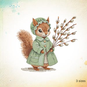 Puede incluir: Diseño bordado de una ardilla con un abrigo verde con capucha y sosteniendo un ramo de ramas de sauce con brotes esponjosos. El diseño está disponible en tres tamaños.