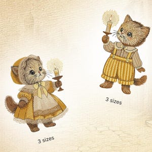 Può includere: Due disegni ricamati di gatti che tengono candele. Il gatto a sinistra indossa un vestito giallo e un berretto. Il gatto a destra indossa una tuta a righe gialle e marroni. Entrambi i disegni sono disponibili in tre dimensioni.