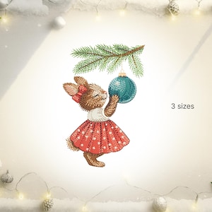 Könnte beinhalten: Gesticktes Design eines braunen Hasen mit rotem gepunktetem Kleid und Schleife, der eine türkisfarbene Weihnachtskugel hält. Das Design befindet sich vor einem schneebedeckten Hintergrund mit festlichen Dekorationen und dem Text "3 Größen".