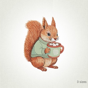 Peut inclure: Motif brodé d'un écureuil portant un pull vert, tenant une tasse de chocolat chaud avec des guimauves. L'écureuil est brun avec une queue touffue. La tasse a un motif de cœur. L'image est disponible en 3 tailles.