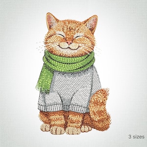 Könnte beinhalten: Gesticktes Design einer lächelnden, orangefarbenen Tabby-Katze mit grauem Pullover und grünem Schal. Die Katze sitzt mit eingerolltem Schwanz. Das Design ist in drei Größen erhältlich.