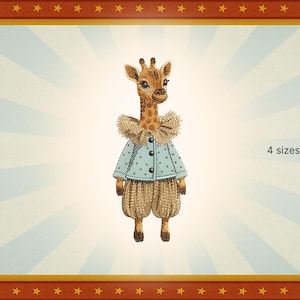 Pode incluir: Um bordado de uma girafa vestindo uma jaqueta azul com bolinhas brancas, uma gola com babados e shorts marrons. A imagem tem o texto "4 tamanhos" no canto superior direito. O fundo é um design temático de circo.