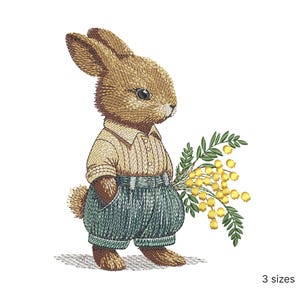 Puede incluir: Un diseño bordado de un conejito marrón que lleva una camisa amarilla y pantalones vaqueros azules, sosteniendo un ramo de flores amarillas de mimosa. El diseño está disponible en tres tamaños.