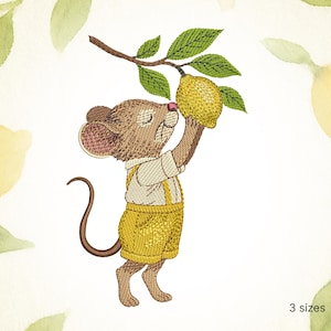 Könnte beinhalten: Eine gestickte Darstellung einer braunen Maus, die eine gelbe Latzhose trägt und eine gelbe Zitrone hält. Die Maus steht auf einem weißen Hintergrund mit grünen Blättern und Zitronen.