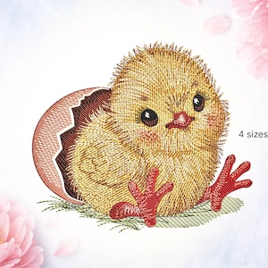 Op de afbeelding: Geborduurd ontwerp van een geel kuiken dat uit een gebarsten ei komt. Het kuiken heeft zwarte ogen, een rode snavel en rode poten. De tekst "4 maten" is zichtbaar.