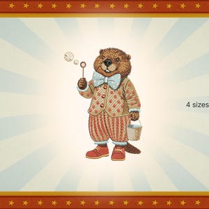 Puede incluir: Ilustración bordada de un castor con chaqueta de lunares, pantalones a rayas y pajarita, sosteniendo una varita de burbujas y una pequeña cesta. La imagen está sobre un fondo temático de circo con el texto que indica "4 tamaños".