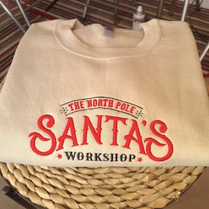 Santa Workshop Besticktes Weihnachts-Sweatshirt, Weihnachtspullover, Vintage-Weihnachts-Rundhalsausschnitt, Besticktes Sweatshirt, Weihnachtsgeschenk Unisex