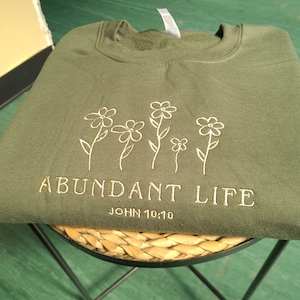 Reiches Leben bestickt Sweatshirt, christliche Kleidung, Bibel Vers Sweatshirt, spiritueller Rundhalsausschnitt, christliches Geschenk für sie, Oversize Sweat
