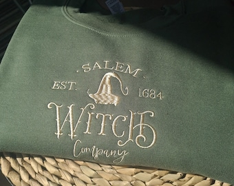 Pull ras du cou brodé sorcière Salem, sweat brodé Halloween, col rond Salem, sweat Halloween vintage, cadeau Halloween, unisexe