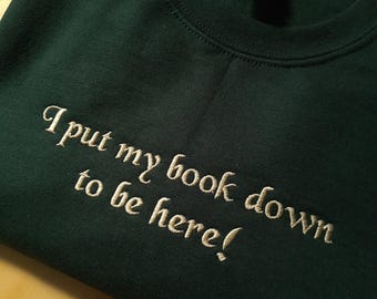 Gesticktes Sweatshirt, ich lege mein Buch nach unten, um hier zu sein, gesticktes Lese Sweatshirt, Buch-Liebhaber-Geschenk, kundenspezifische Pullover für Leser