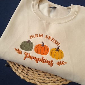 Felpa con ricamo a forma di zucca fresca di fattoria, girocollo vintage con motivo a zucca, maglione autunnale ricamato, felpa autunnale, girocollo autunnale accogliente