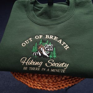 Op de afbeelding: Handgemaakt houten bord met de tekst "Welcome to our home" in een handgeschreven stijl. Het bord is wit geschilderd met een verweerde afwerking en een donkerbruine rand. Geschikt voor binnen en buiten.