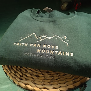 Felpa cristiana ricamata "La fede può spostare le montagne", abbigliamento cristiano ricamato, regalo cristiano, felpa con cappuccio con versetto della Bibbia, regalo per lei