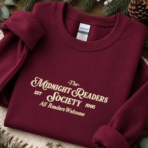 Broderad tröja med Midnight Readers Society-motiv, rund hals för bokälskare, läsklubbströja, boklig present till läsare, mysig hösttröja