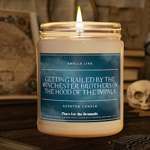 Smells Like Immer von den Winchester Brothers auf der Haube der Impala Scented Candle Supernatural Geschenk Dean Sam Merch Lustige Geschenke beschimpft