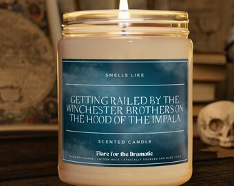 Smells Like Immer von den Winchester Brothers auf der Haube der Impala Scented Candle Supernatural Geschenk Dean Sam Merch Lustige Geschenke beschimpft