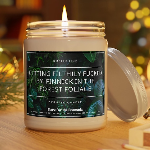 Gerüche wie von Finnick im Wald durchgevögelt Foliage Duftkerze, Fiktive Männer Merch Kerzen, Lustiges Geschenk, Frech