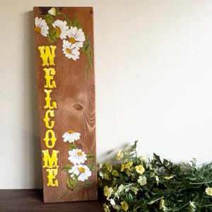 Vintage Hand-Painted Daisy &quot;Welcome&quot; Sign - 1970s Rustic Wall Décor - Farmhouse Entryway Welcome Front Porch Sign
