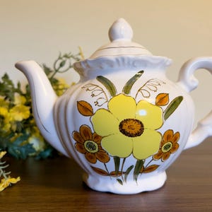 Vintage 1970&#39;s Yellow Daisy Ceramic Teapot, Cute Vintage Boho Flower Teapot, Vintage 1970&#39;s Kitchen Decor, Collectible Ceramic Flower Teapot