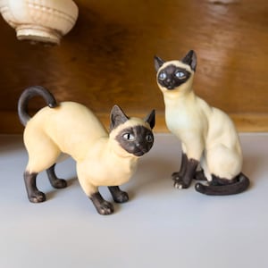 Set of 2 Andrea by Sadek Siamese Cat Figurines – Pouncing & Sitting Siamese Cat Statues – Gifts for Siamese Cat Pet Owners