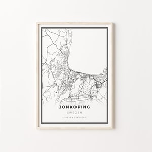 Può includere: Mappa di Jönköping, Svezia, in bianco e nero. La mappa mostra le strade, le strade e le vie d'acqua della città. Il testo "Jönköping, Svezia 57°46'58"N | 14°09'38"E" è stampato sotto la mappa.