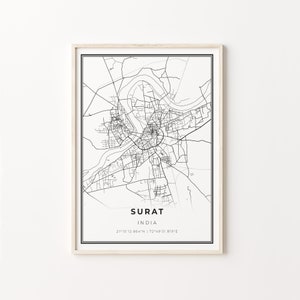 Op de afbeelding: Zwart-witte lijntekening van een kaart van Surat, India. De kaart toont de straten en waterwegen van de stad. De tekst "Surat, India" en de coördinaten "21°10'12.864"N 72°49'51.819"E" zijn onder de kaart afgedrukt.