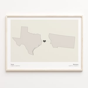 Könnte beinhalten: Ein minimalistischer Druck mit den Umrissen von Texas und Montana, die durch eine gestrichelte Linie mit einem Herzen in der Mitte verbunden sind. Der Text "Texas 31.9686° N / 98.5018° W" befindet sich unterhalb des Umrisses von Texas und der Text "Montana 46.8797° N / 110.3626° W" befindet sich unterhalb des Umrisses von Montana.