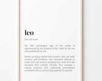 Könnte beinhalten: Eine schwarz-weiße druckbare Definition des Sternzeichens Löwe. Der Text lautet: "leo [lee-oh] Substantiv Das fünfte astrologische Zeichen des Tierkreises wird durch das Element Feuer repräsentiert, regiert von der Sonne und symbolisiert durch den Löwen. Bekannt als geborene Anführer, sind sie mutig, kreativ, selbstbewusst und extrem schwer zu widerstehen. Löwen können alles erreichen, was sie sich in den Entscheidungen, die sie treffen, wünschen. Sie strahlen einen natürlichen Charme mit fesselnden Persönlichkeiten aus, kombiniert mit einem unbändigen Durst nach Wachstum."
