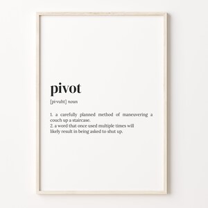 Könnte beinhalten: Eine schwarz-weiße druckbare Definition des Wortes "Pivot" mit der Aussprache und zwei Definitionen. Die erste Definition ist eine sorgfältig geplante Methode, um ein Sofa eine Treppe hinauf zu manövrieren. Die zweite Definition ist ein Wort, das, wenn es mehrmals verwendet wird, wahrscheinlich dazu führt, dass man aufgefordert wird, die Klappe zu halten.