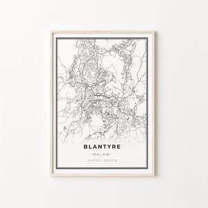 以下が含まれることがあります： ブランタイヤ、マラウイの白黒地図プリント。地図には、街の通りと道路が示されています。地図の下には、「ブランタイヤ、マラウイ」というテキストと「15°47'10.1"S | 35°0'21.1"E」という座標が印刷されています。