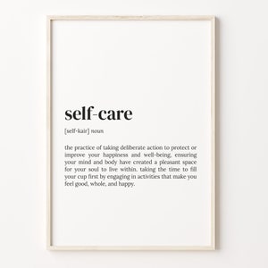Könnte beinhalten: Schwarz-weißes druckbares Wandbild mit der Definition von Selbstfürsorge. Der Text lautet: "self-care [self-kair] noun the practice of taking deliberate action to protect or improve your happiness and well-being, ensuring your mind and body have created a pleasant space for your soul to live within. taking the time to fill your cup first by engaging in activities that make you feel good, whole, and happy."