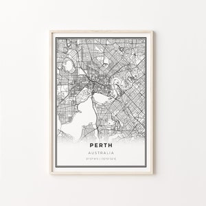 Puede incluir: Un mapa en blanco y negro enmarcado de Perth, Australia. El mapa detalla el diseño de la ciudad, incluyendo calles, vías fluviales y parques. El nombre de la ciudad y el país están impresos en la parte inferior, junto con las coordenadas.