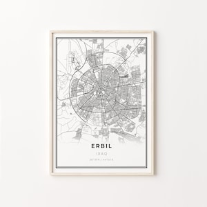 Może przedstawiać: Czarno-biały wydruk mapy Erbilu w Iraku. Mapa przedstawia ulice i punkty orientacyjne miasta. Tekst "Erbil, Irak, 36°19'N | 44°00'E" jest wydrukowany pod mapą.