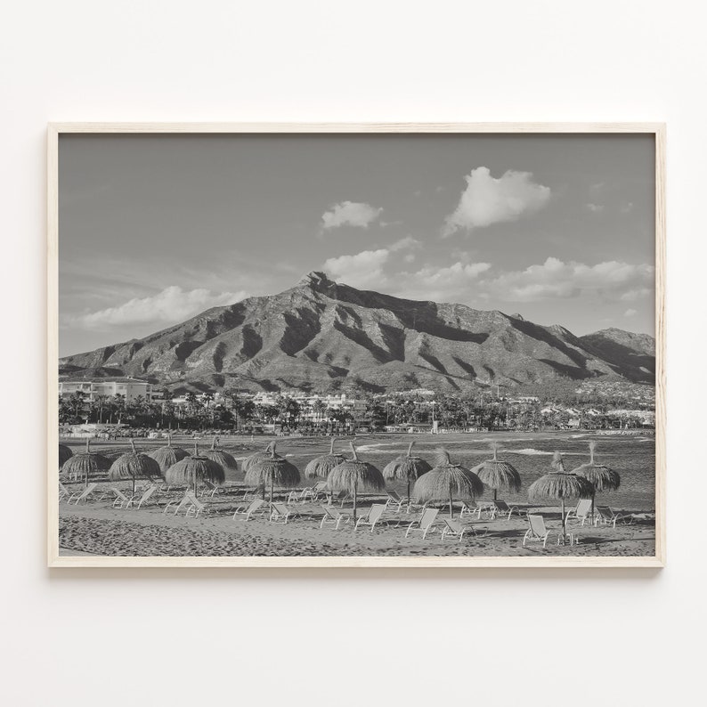 Marbella Beach Poster Print: Black and White Travel Wall Art afbeelding 1