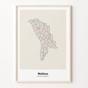 Può includere: Una mappa beige della Moldavia con i suoi confini delineati in nero. La mappa è divisa in regioni. Il testo "Moldavia" e le coordinate "47.4116° N / 28.3699° E" sono stampate sotto la mappa.