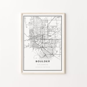 Può includere: Stampa di mappa in bianco e nero incorniciata di Boulder, Colorado. La mappa presenta layout stradali dettagliati e caratteristiche geografiche. Il nome della città e le coordinate sono stampati in basso. La stampa è in una cornice di legno chiaro.